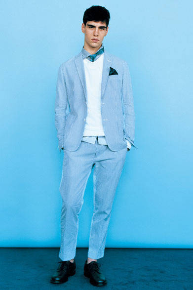 ジャケット4万1000円スウェット1万8000円、シャツ2万4000円、パンツ2万4000円、ネクタイ1万2000円、シューズ7万4000円（すべて税抜価格）