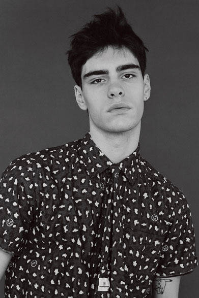 シャツ2万4000円、ネクタイ1万2000円（すべて税抜価格）