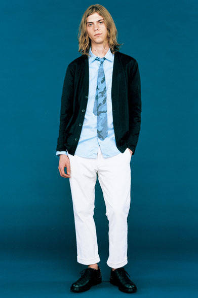 カーディガン1万9000円、シャツ2万2000円、パンツ2万5000円、ネクタイ1万2000円、シューズ7万4000円（すべて税抜価格）