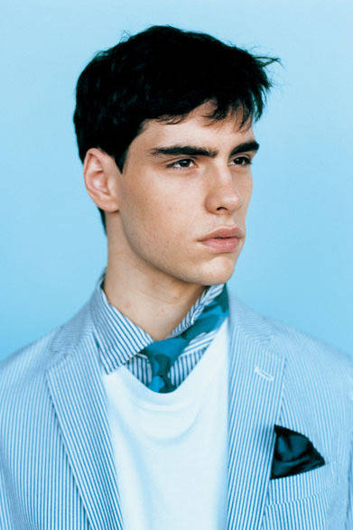 ジャケット4万1000円、スウェット1万8000円、シャツ2万4000円、ネクタイ1万2000円（すべて税抜価格）