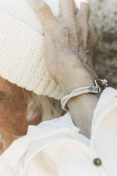 DENIM JACKET 2万8000円、SHIRT 2万1000円、KNIT CAP 7000円、BRACELETT 1万6000円