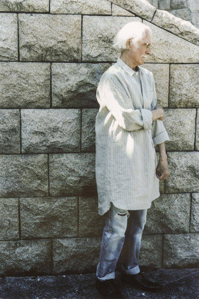 SHIRT 2万6000円、PANTS 3万2000円、EYEWEAR 1万9000円