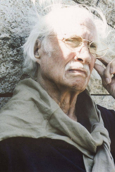 SHIRT 1万9000円、TEE SHIRT 7800円、PANTS 2万2000円、EYEWEAR 1万9000円