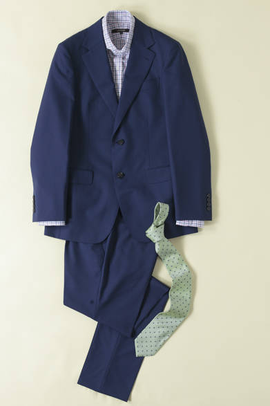 <strong>HANKYU MEN’S TOKYO｜阪急メンズ東京　3月のテーマは “ポップアップ ジェントルマン”</strong><br />マンスリーテーマ「ポップアップ ジェントルマン」を表現した阪急限定スーツスタイリング。スーツは、イタリア・カノニコ社のSUPER120'Sトロピカルを使用し、日本屈指のスーツファクトリー仕立て。洗練されたネイビーカラーのスーツに鮮やかなカラーリングを遊び心で合わせた、まさにスーツスタイルを楽しむルックに注目。スーツ9万9750円、シャツ1万5750円、ネクタイ1万500円（すべて阪急メンズ限定）（コムサメン・プラチナ／阪急メンズ東京6階）