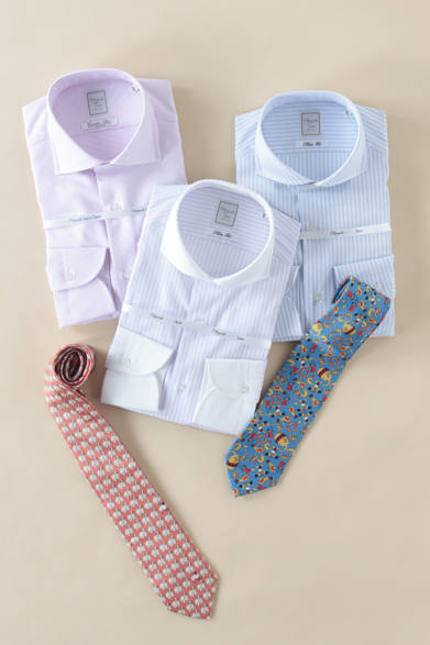 今シーズンの「HITOYOSHI」のシャツは、アイスコットン（接触冷感）生地を使用したスリムボディタイプや、イタリア・アルビニ社の生地を使用し、インポートらしいきれいな発色が楽しめるものが多数ラインナップ。シャツ 各1万1550円～1万3650円（阪急メンズ限定）（ヒトヨシ／阪急メンズ東京地下1階）<br>イタリアの若き天才デザイナーMARCO氏が手がけるネクタイ・スカーフブランド「kinloch」。今季のネクタイのプリントのデザインは、アラブのシシリー島の建造物やマハラジャの絵画、珊瑚などデザイナーが旅先で見た景色や触れた文化からインスピレーション得たものがモチーフ。魅力的な配色、洗練されたデザイン、独創的な創造性をもったパターンのプリントで、Vゾーンを飾りたい。同柄展開のチーフ1万2600円もあり。ネクタイ各1万5750円（キンロック／阪急メンズ東京地下1階）