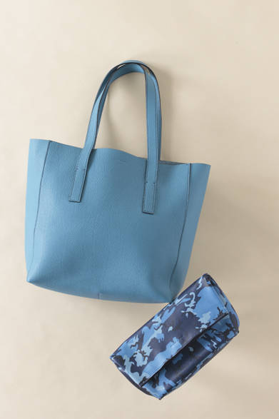 「MAISON TAKUYA」のシュリンクカーフの一枚仕立てトートバッグは、鮮やかなカラーと素材の良さで上品に仕上げられている人気のシリーズ。最近ではビジネススタイルにも好評だ。カモ柄のクラッチバッグは、上質なゴート素材で、スーツスタイルにもマッチして、スタイリッシュに見せてくれる上級革小物。トートバッグ11万5500円、クラッチバッグ（M）6万6150円（ともに阪急メンズ限定）（メゾンタクヤ／阪急メンズ東京1階）