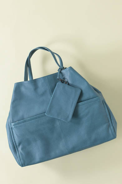 牛革では出にくいツヤ感が特徴のヤギ革を使用。シンプルな外見ながら、内ポケットの小物収納が豊富で、トートではなかなかできない小物の仕分けがしっかりとできるのが魅力。取り外し可能なポーチ付きで、ライトグリーンやオレンジなど鮮やかなカラーバリエーションも展開。トート3万9900円（ガレリアント／阪急メンズ東京1階）