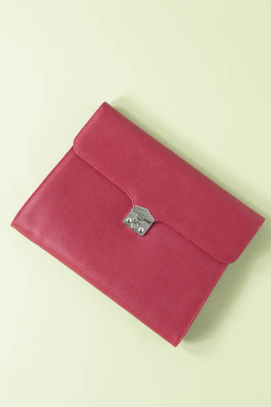 「フォンタネッリ」は馬具製造を主に、1860年に創業したブランドで、現在もイタリアの老舗職人企業として、世界中に顧客を有している。これは正面から見るとかぶせタイプのシンプルなドキュメントケースだが、裏側を見るとパスケースなどの薄い小物を入れることができるスリーブ付きで便利。型押しのレザーで傷も目立ちにくい。レッド、ライトブルー、ホワイト、ブラック、ネイビーの5色展開。ドキュメント3万7650円（フォンタネッリ／阪急メンズ東京1階）