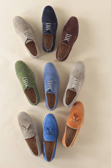 今シーズントレンドのホワイトソールを使用したイタリア製ドレスダウンシューズ。デザインとカラーの組み合わせで、あたらしいスタイリングが楽しめる。スエード×ホワイトソール各2万9400円（阪急メンズ限定）（パオロバルニ／阪急メンズ東京地下1階）