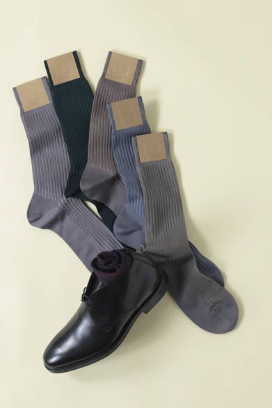 光沢やなめらかさを出すガスシルケット加工をほどこした光沢のある上品な靴下。基本カラーからグレーバリエーションまで豊富に揃う。靴下 各1365円（阪急メンズ限定）（PIAZZA／阪急メンズ東京地下1階）、靴3万1500円（ヴォウェル／阪急メンズ東京7階）