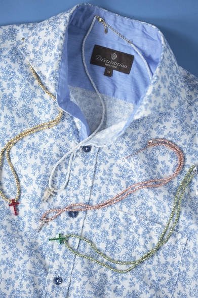 ジュエリーブランド「ENUOVE」が提案するメンズネックレスは、手首に巻きつければブレスレットにもなる2ウェイ仕様。“他の石に混ざるとその性質を変えてしまう”という不思議な存在感をもつパイライトを使用したカラーバリエーションが豊富に揃う。ブリオクロス各2万1000円（イノーヴェ／阪急メンズ東京地下1階）、シャツ（ディスティンクション メンズ・ビギ／阪急メンズ東京7階）