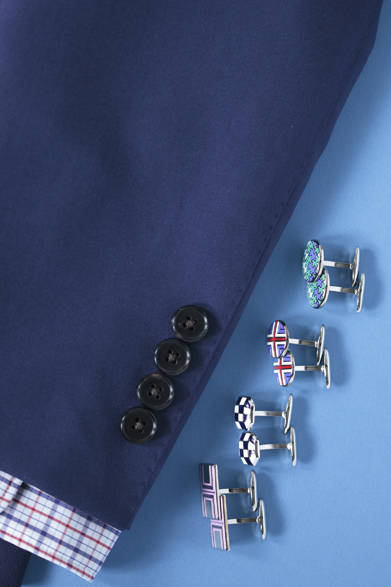 女性デザイナーのロッシーニ・アリュイハーレが英国で立ち上げたカフリンクスブランド「CODIS MAYA」。七宝焼きで表現される独創的な色合いは、鮮やかにシャツカフスを美しく彩る。カフス各21000円～2万3100円（コディス マヤ／阪急メンズ東京地下1階）