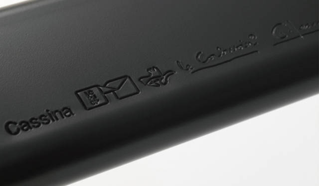 クロームフレームには通常のカッシーナ製品同様、作者のサインとカッシーナ　イ・マエストリロゴの刻印が刻まれている