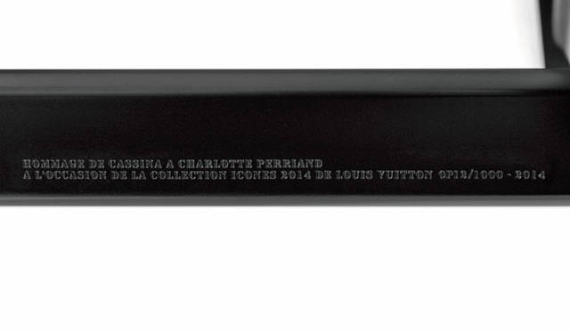 バサルトカラーのベースには「Hommage de Cassina à Charlotte Perriand à l’occasion de la Collection Icones 2014 de Louis Vuitton（2014年ルイ・ヴィトンアイコンコレクションに付してカッシーナからシャルロット･ペリアンへのオマージュとして）」という一文が奉げられ、リミテッドエディション製造ナンバーとともに本物であることを証明する