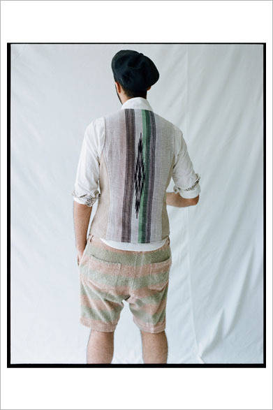 後身ラグ柄ベスト2万8000円、パイルボーダーショートパンツ2万5000円