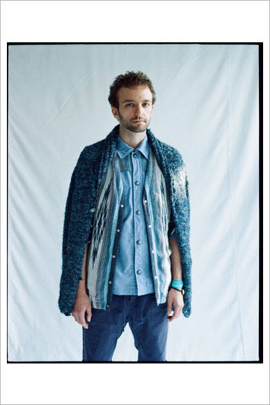 デニムテープニット7万8000円、ラグ柄×サーモクールジャケット2万8000円、ラグ柄カーディガン3万5000円、ストレッチツイルショートパンツ2万3000円、シルクリボン×コンチョブレスレット1万5000円