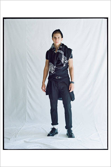 ラグ半袖2万5000円、紙ニットカーディガン3万4000円、ストレッチツイルパンツ2万5000円、シルクリボン×コンチョブレスレット1万5000円