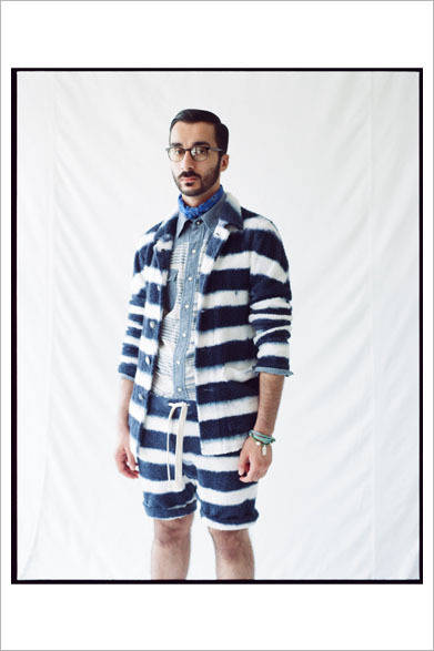 パイルボーダージャケット3万5000円、綿麻ボーダーシャツ1万9000円、パイルボーダーショートパンツ2万5000円、シルクリボン×コンチョブレスレット1万5000円