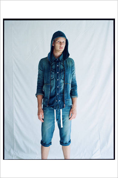 ケーブルMIXデニムジャージパーカー3万6000円、ケーブルMIXデニムジャージシャツ3万3000円、デニムジャージイージーパンツ2万6000円