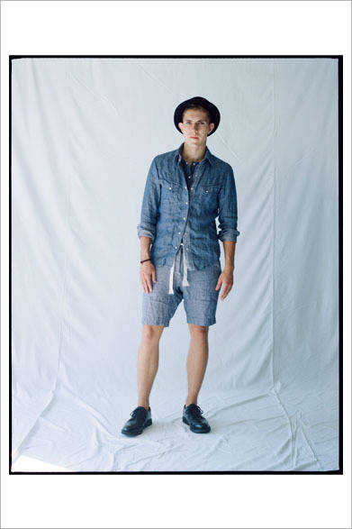 リネンシャンブレーシャツ2万4000円、リネンシャンブレーショートパンツ2万3000円