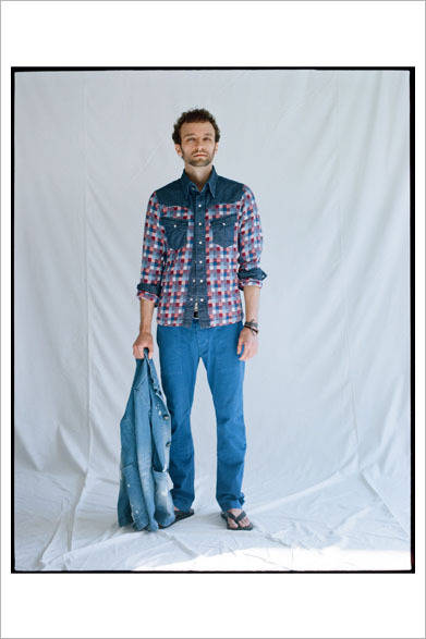 ブロックチェックシャツ2万4000円、スチレッチツイルパンツ2万5000円、USEDデニムカバーオール4万7000円