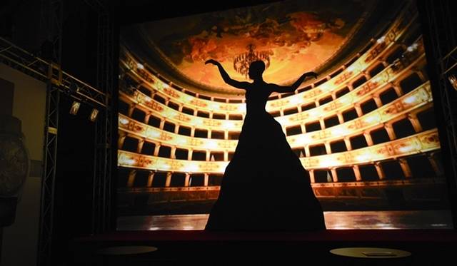 <strong>TISSOT｜160周年の軌跡を辿るエクスクルーシブイベント「TISSOT:INNOVATORS BY TRADITION」を開催</strong>　「Le Ombre（ル・オンブル）」のシルエットパフォーマンス