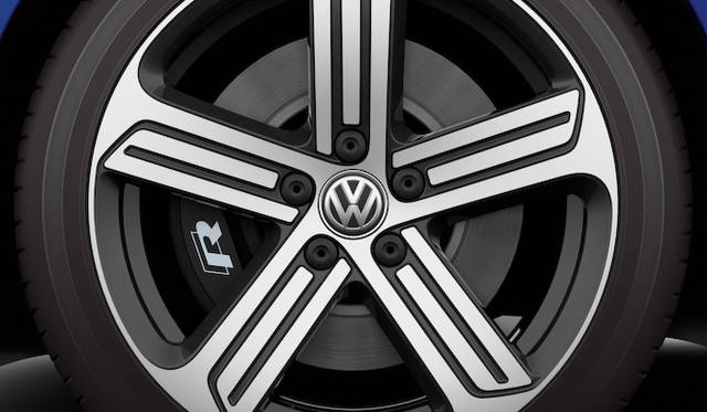 225/40R18タイヤをはく、5本スポークアルミホイールの奥には、Rロゴの入ったブラックブレーキキャリパーが覗く