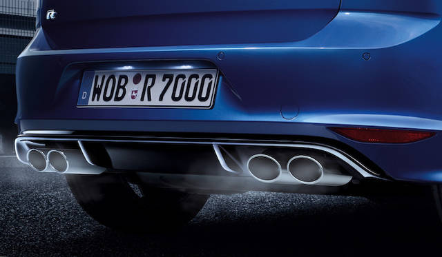 左右2本出しデュアルエグゾーストテールパイプやディフューザーが、ゴルフRスポーティさを強調する