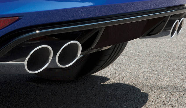 左右2本出しデュアルエグゾーストテールパイプやディフューザーが、ゴルフRスポーティさを強調する