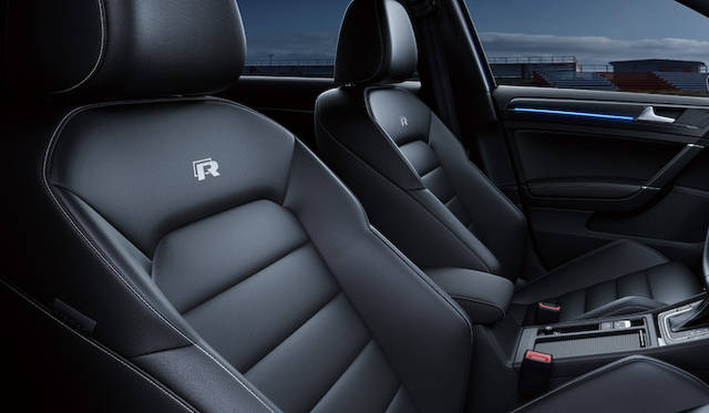 標準でそなわる、Rロゴの入ったレザースポーツシート