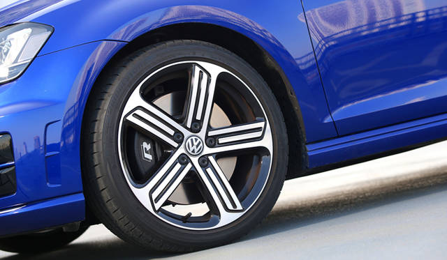 タイヤサイズは225/40R18。ブレーキは、踏み込む力に応じて繊細に効く。これだけでも、ゴルフRには大きな価値があるとかんじられるほどだ