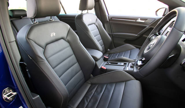 シートはレザー張りのクッションの厚いタイプとなり、バックレストに控え目にRというアルファベットがエンボスで浮き上がっている