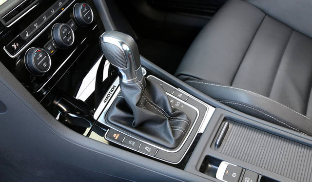 シフトノブの左側にそなわる走行モードの変更スイッチ。「エコ」「ノーマル」「インディビデュアル」「コンフォート」、それに R専用の「レース」という5ついのモードが選択できる