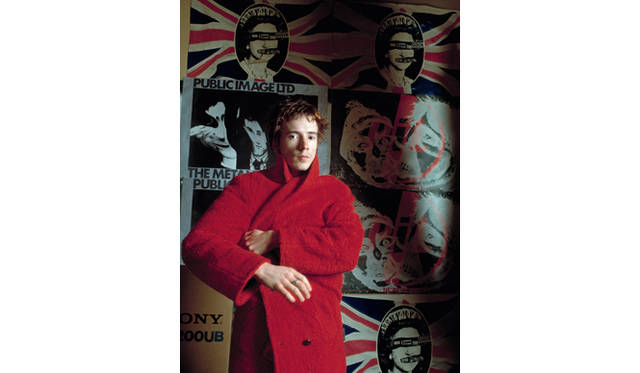 John Lydon In Red Coat （『PUNK+』より）©Sheila Rock