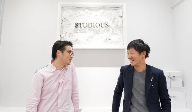 <strong>STUDIOUS｜ステュディオス</strong>　「STUDIOUS WOMENS 渋谷PARCO店」にて、建築家 谷尻 誠氏（左）と、STUDIOUS代表取締役CEO 谷 正人氏（右）