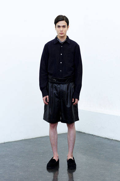 SHIRT 1万6000円、LEATHER SHORT PANTS 6万8000円、BANDANA 8000円、SHOES（URU×BLOHM）2万8000円