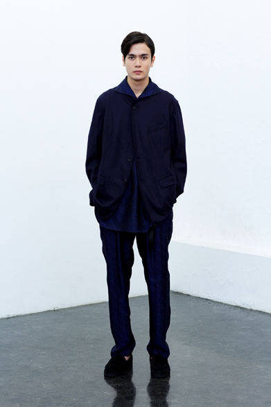 JACKET 3万6000円、SHIRT 1万7000円、PANTS 2万円、SHOES（URU×BLOHM）2万8000円