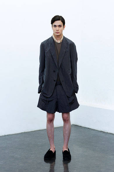 JACKET 5万円、T-SHIRT 1万1000円、SHORT PANTS 2万6000円、BANDANA 8000円、SHOES（URU×BLOHM）2万8000円