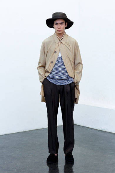 COAT 3万8000円、KNIT 2万6000円、T-SHIRT 8000円、PANTS 2万円、HAT 8500円、BANDANA 8000円、SHOES（URU×BLOHM）2万8000円