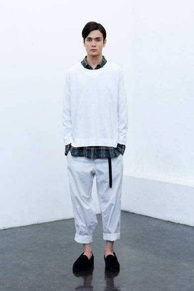 LONG SLEEVES T-SHIRT 1万4000円、SHIRT 2万3000円、PANTS 2万1000円、BELT 6000円、SHOES（URU×BLOHM）2万8000円