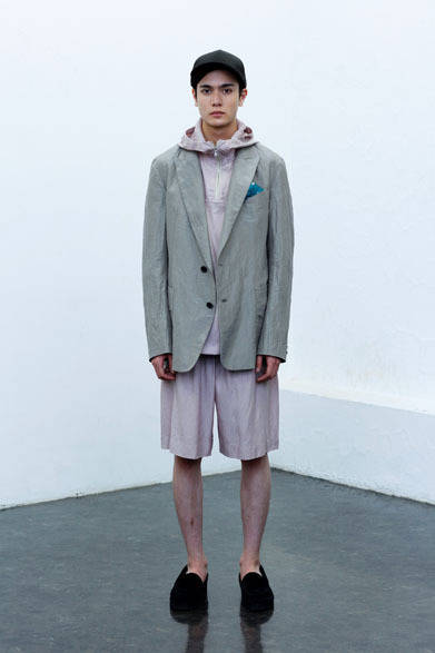 JACKET 5万円、PARKA 2万6000円、SHORT PANTS 1万3000円、CAP 7500円、BANDANA 8000円、SHOES（URU×BLOHM）2万8000円