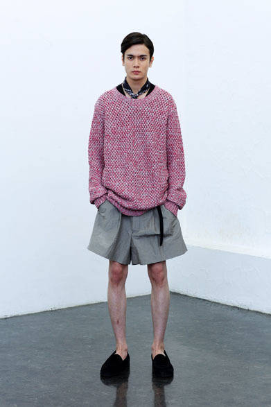 KNIT 2万4000円、T-SHIRT 8000円、SHORT PANTS 2万6000円、BANDANA 8000円、BELT 6000円、SHOES（URU×BLOHM）2万8000円