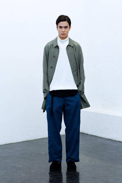 COAT 3万8000円、TURTLE NECK 1万4000円、T-SHIRT 8000円、PANTS 2万1000円、BELT 6000円、SHOES（URU×BLOHM）2万8000円