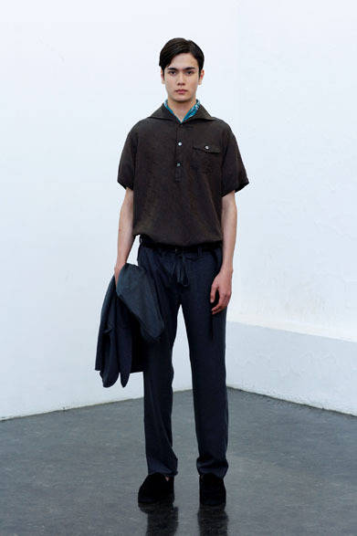 JACKET 3万6000円、SHIRT 1万7000円、PANTS 2万4000円、BANDANA 8000円、SHOES（URU×BLOHM）2万8000円