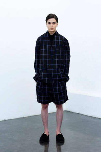 BLOUSON 3万4000円、TURTLE NECK 1万4000円、SHORT PANTS 2万1000円、SHOES（URU×BLOHM）2万8000円