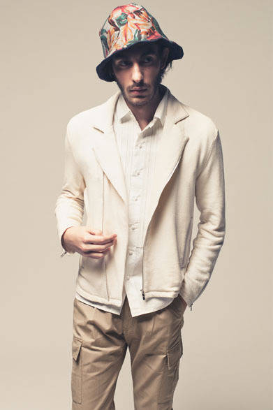 BLOUSON 2万6000円、SHIRT 1万7000円、CARGO PANTS 1万6000円、TULIP HAT 6500円