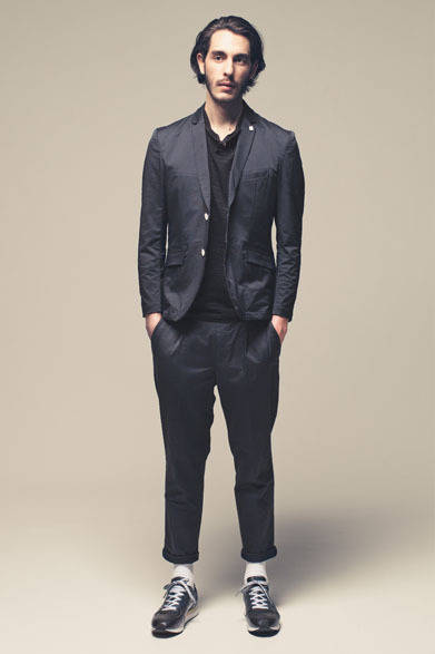 JACKET 3万6000円、T-SHIRT 1万2000円、SLACKS 2万1000円、SNEAKERS 2万8500円