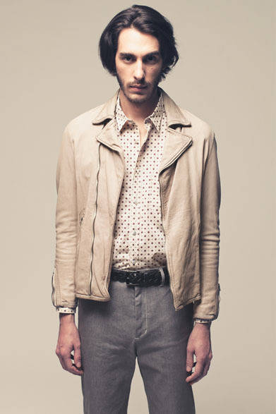 LEATHER JACKET 7万5000円、SHIRT 1万7000円、DENIM PANT 1万7000円