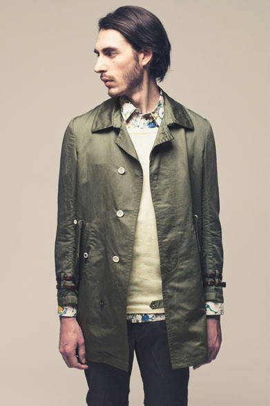 COAT 3万8000円、KNIT 1万5000円、SHIRT 1万7000円、TAPERED PANTS 1万8000円