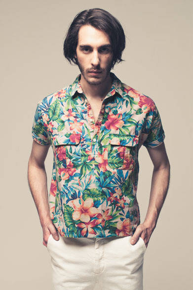 ALOHA SHIRT 1万5000円、DENIM PANTS 1万7000円